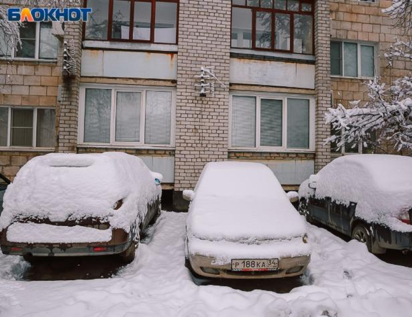 Работает эвакуатор: в Волжском на зиму запретили оставлять авто на обочинах