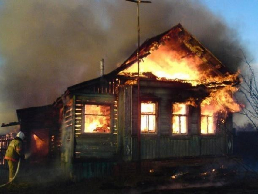 Огненная стихия захватила дачный дом в Волжском