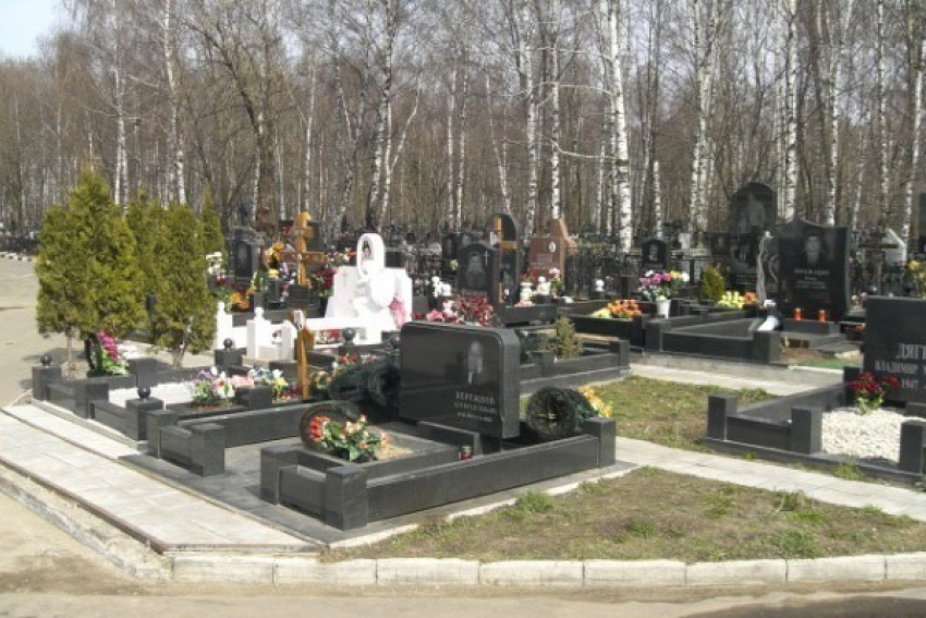 В Волжском ограничат въезд транспорта на кладбища