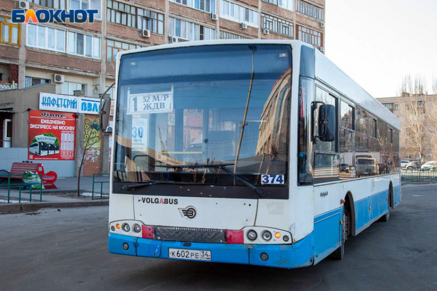 Автоколонна назвала незаконным высадку детей из автобусов в Волжском