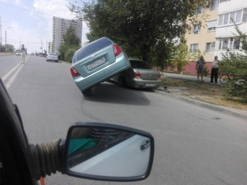 В Волжском CHEVROLET овладел  NISSANом