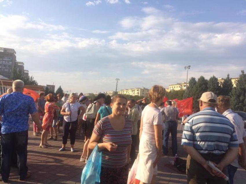 Митинг против пенсионной реформы в Волжском начинается при полном аншлаге