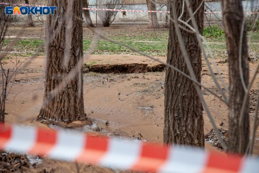 В Волжском прорвало трубу на Энгельса: экстренное отключение 