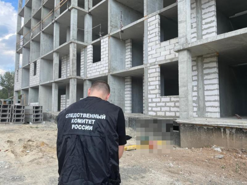 Рабочий погиб, сорвавшись с восьмого этажа стройки в Волгограде