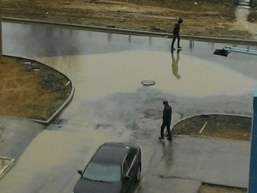 Волжане страдают от глубоких «озер» на дорогах города