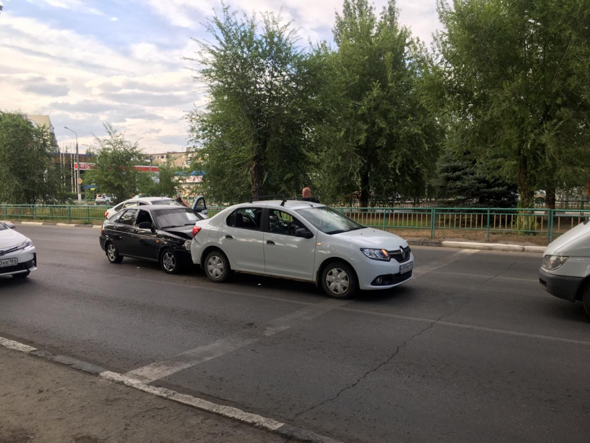 Проспект Ленина в Волжском сковала пробка из-за ДТП