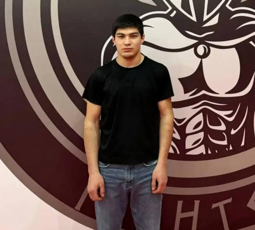 Перерубил провода топором и вывел старика: спортсмен из Волжского Фирдавс Одинаев в одиночку предотвратил смертельный пожар