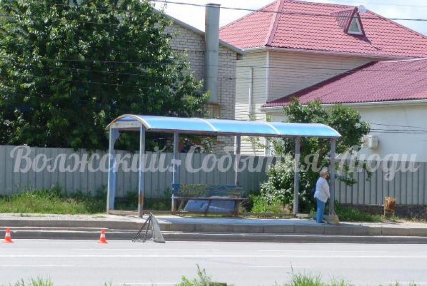 В Волжском вандалы разгромили еще две остановки