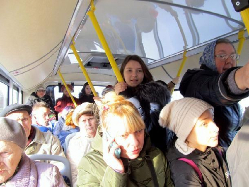 В тесноте и в обиде: новые автобусы создали давку на популярном маршруте в Волжском