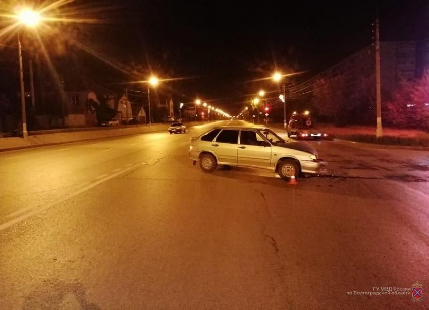 21-летние пассажиры попали к медикам после ДТП: в Волжском на перекрестке столкнулись два «ВАЗа»