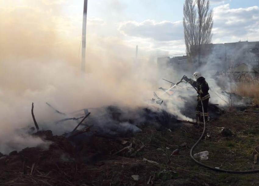 Под Волжским пожарные тушили баню и вагончик