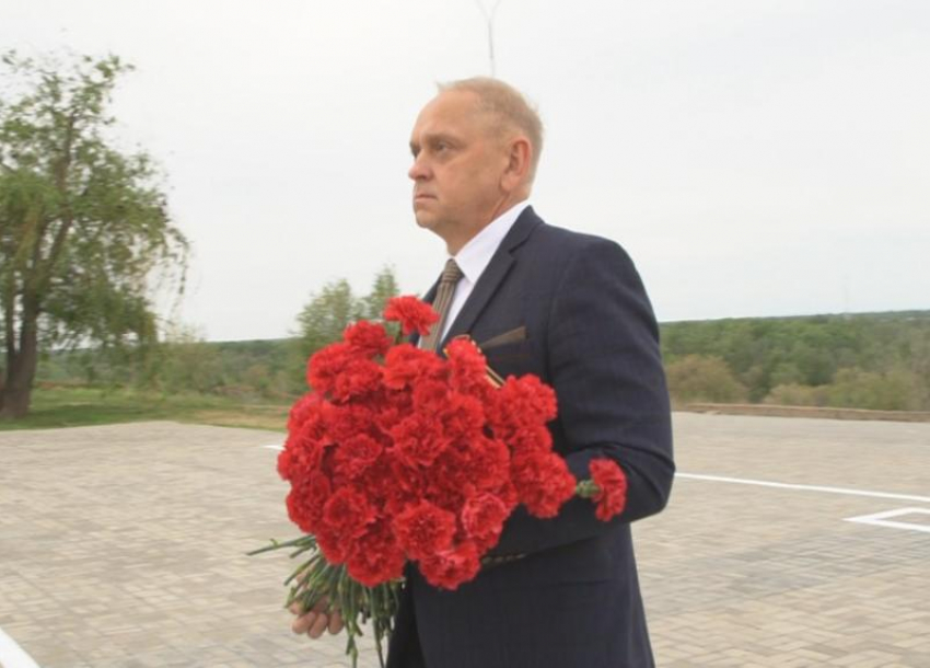 Мэр Волжского Игорь Воронин возложил цветы в память о героях ВОВ