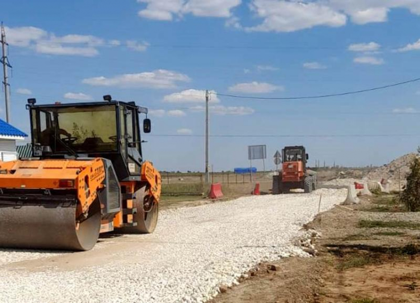 В Волжском продолжают ремонт дорог: большая часть выполнена