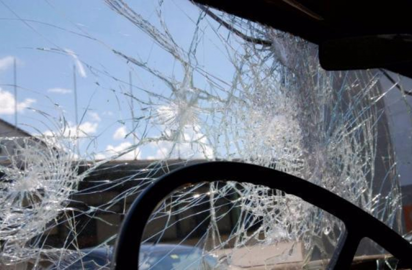 В Волжском на ЛПК автобусу № 34 камнями пробили лобовое стекло