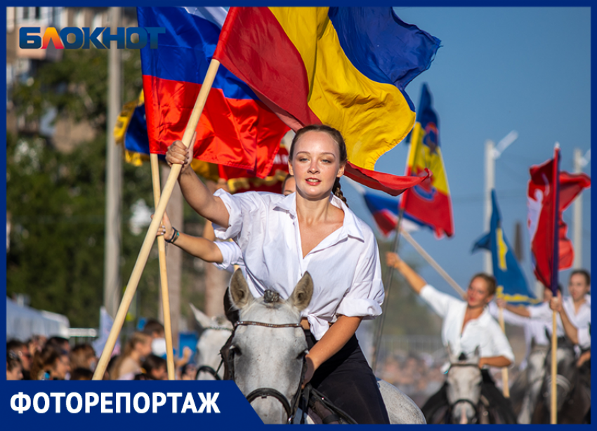 На лошадях с шашкой наголо: в Волжском состоялся ежегодный Константиновский фестиваль