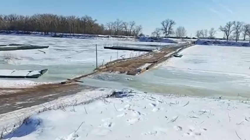 Под Волжским затонувший мост отрезал село от Большой земли