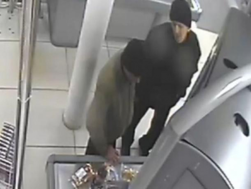 Полиция разыскивают вора в черной шапке, укравшего у волжанина 23 тысячи рублей