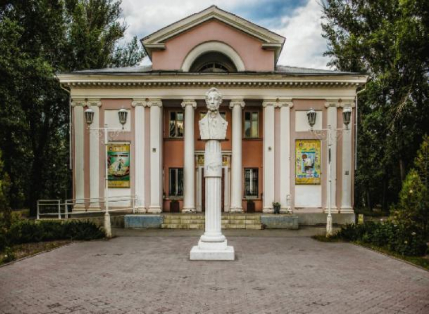 Кукольный театр в Волжском оснастят тактильной плиткой