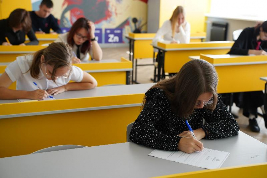 В Волжском 1230 выпускников написали итоговое сочинение для допуска к ГИА