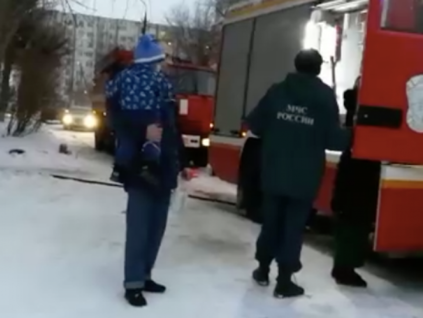 На балконе кричали мать и двое детей, - волжанин о пожаре