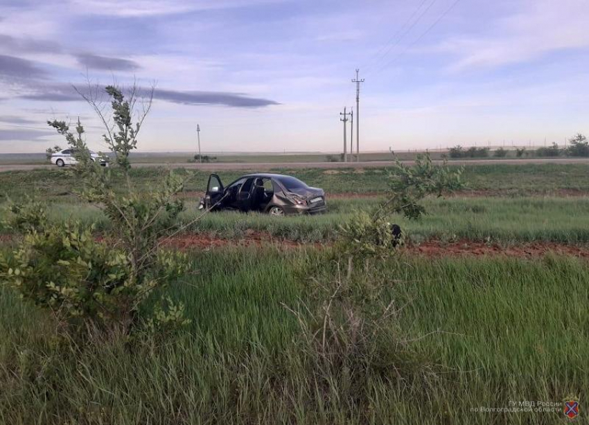 Водитель скончался, пассажиры госпитализированы: под Волгоградом машина опрокинулась в кювет