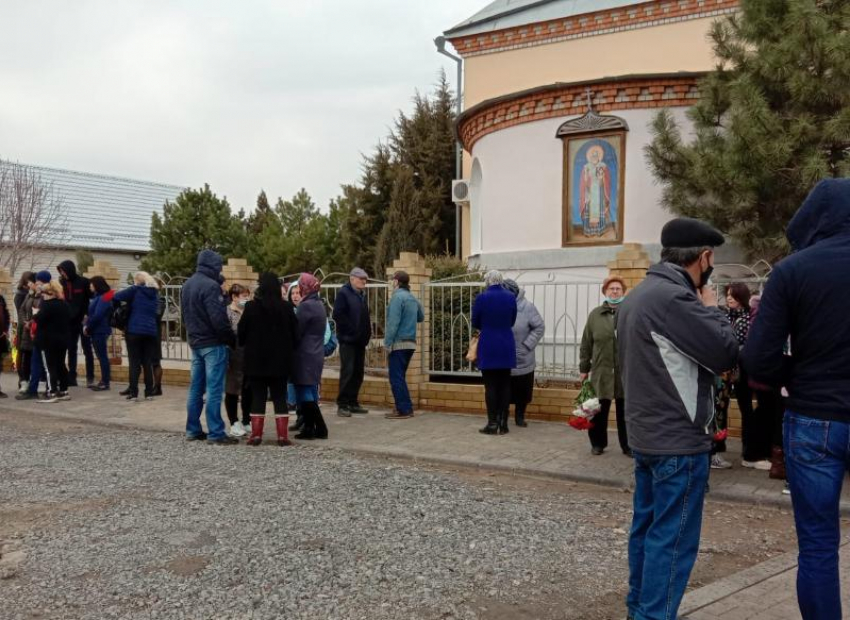 «Он был хорошим человеком»: на похороны сгоревшего в Краснослободске мальчика и его мамы собрались около тысячи человек