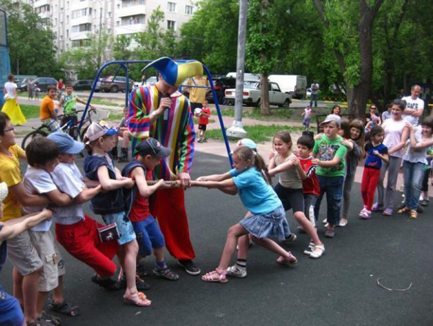 Правильно пинать мяч решили научить детей на Праздники дворового спорта в Волжском