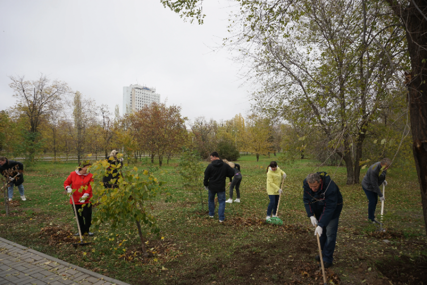 Жители приняли участие в субботнике в парке «Волжский»