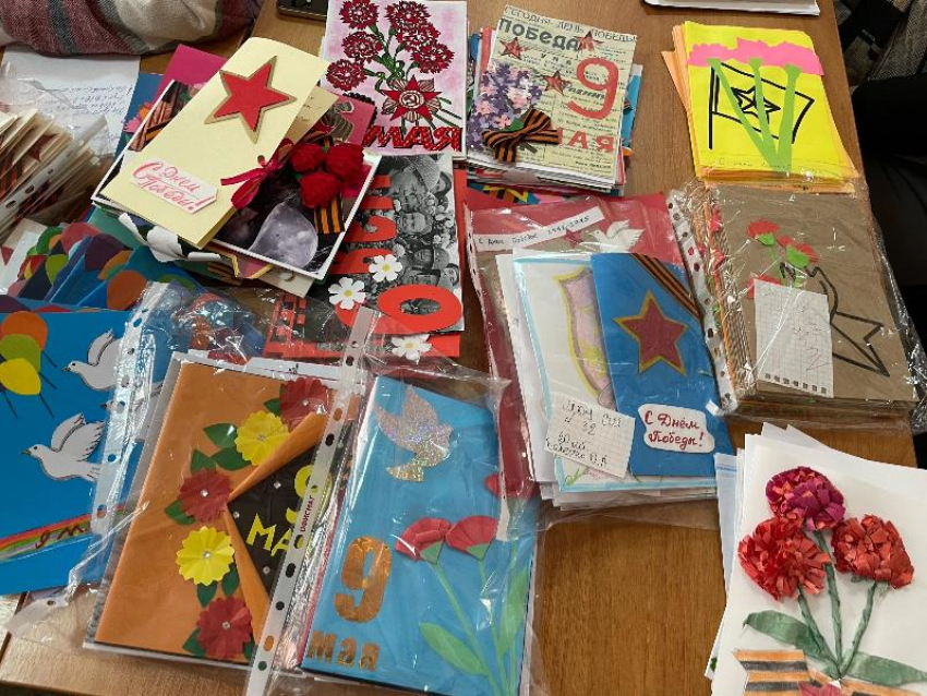 Волжские школьники передали ветеранам 600 открыток ко Дню Победы