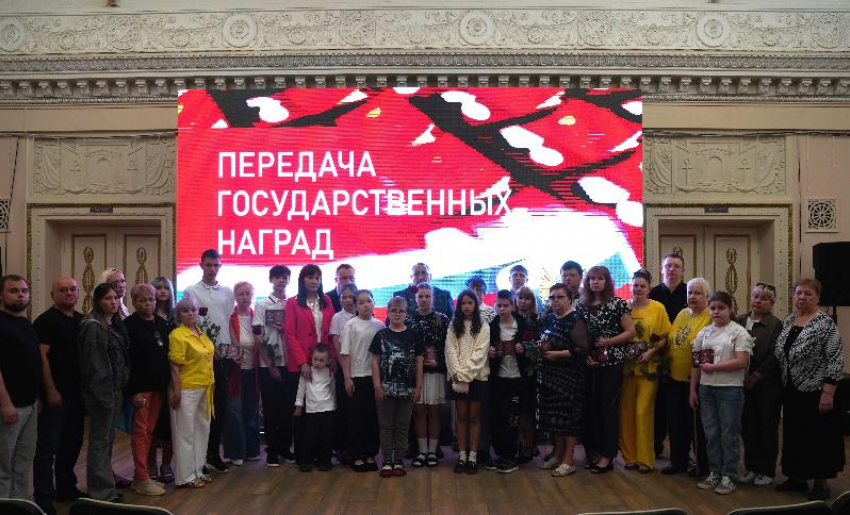  «Они навечно в строю»: в Волжском родственникам погибших героев СВО вручили ордена Мужества