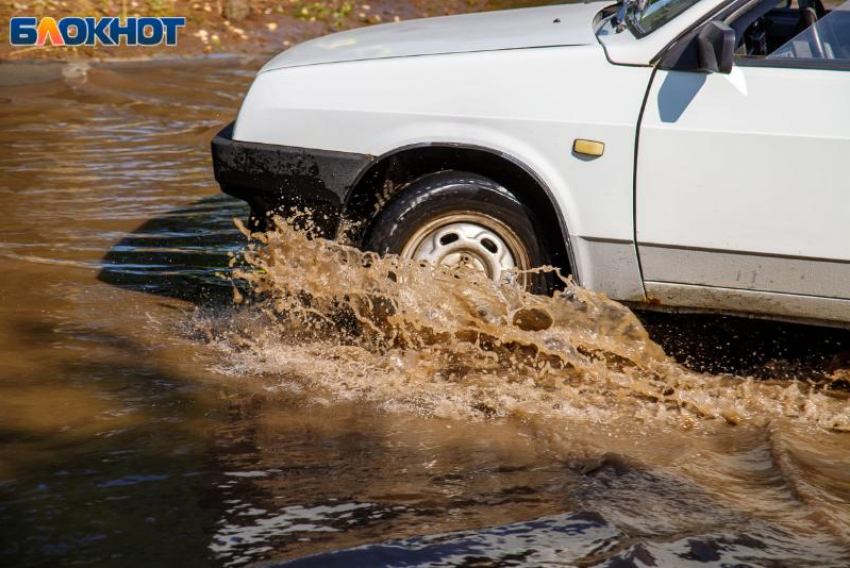 По пояс в воде: отремонтированную дорогу в Волжском залил дождь 