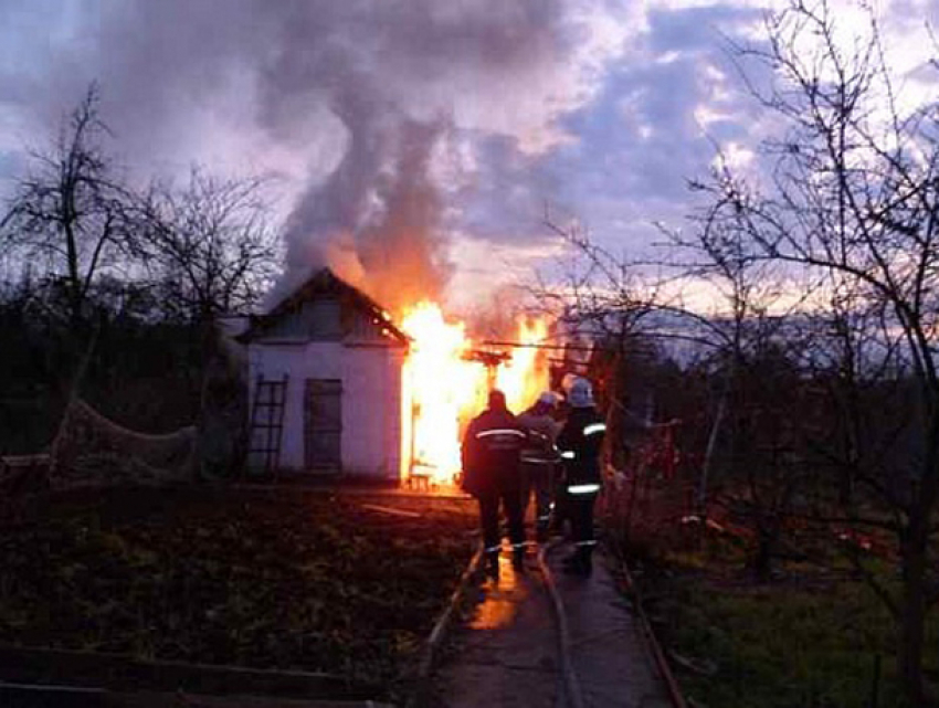  Дачный дом сгорел из-за неправильного дымохода в Волжском