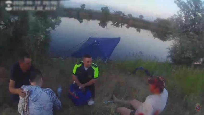 Запекшаяся кровь и дробь в упор: волгоградские инспекторы спасли рыбаков, истекающих кровью на берегу канала