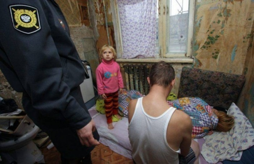 На севере Волгограда маленький ребенок жил в наркопритоне матери и дяди