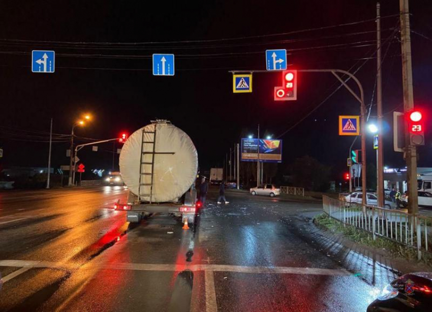Автоледи пострадала в тройном ДТП с участием автоцистерны в Волгограде