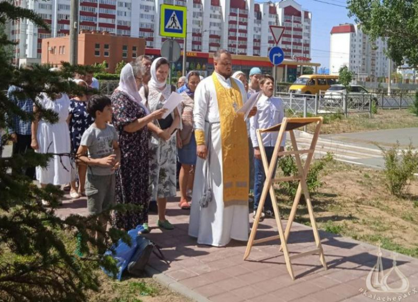 В Волжском состоялось богослужение у памятника Святителю Николаю