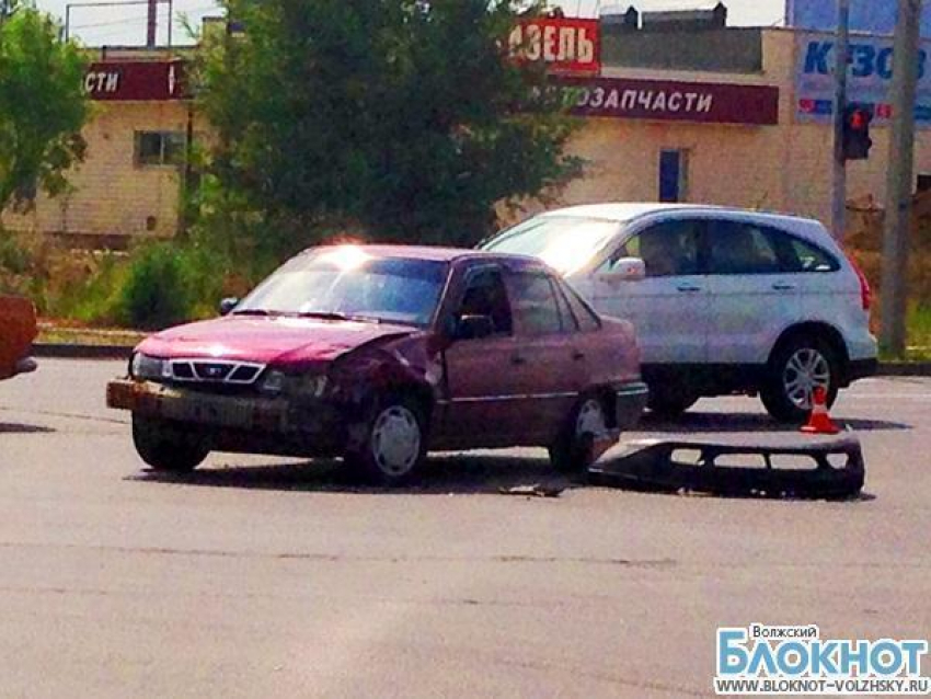 В Волжском на перекрестке столкнулись две «легковушки»