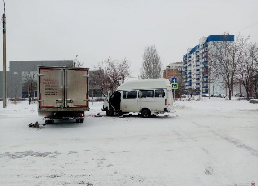 Водитель «ГАЗ–2834» не уступил дорогу микроавтобусу: в результате ДТП пострадала женщина