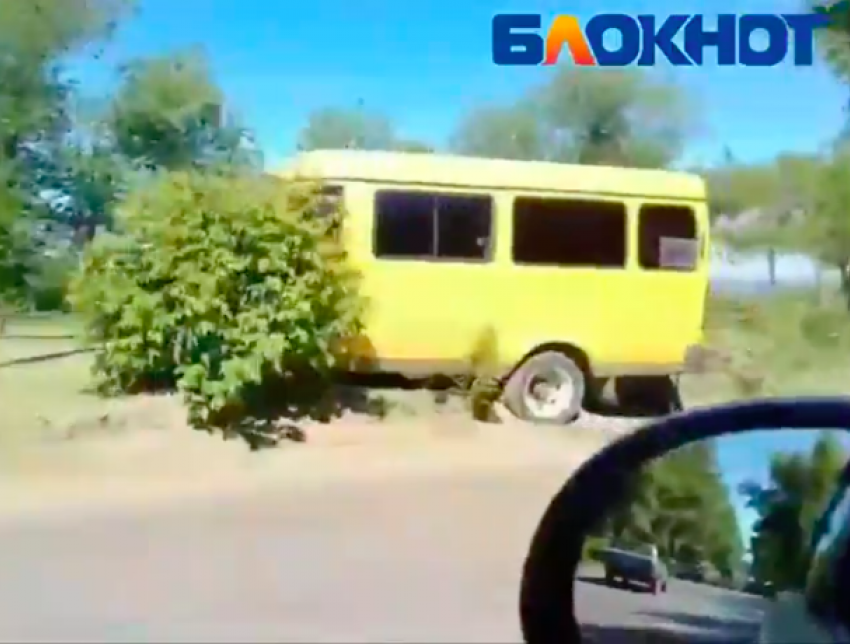 Водитель протаранил деревья и бросил маршрутку в кювете в Волжском