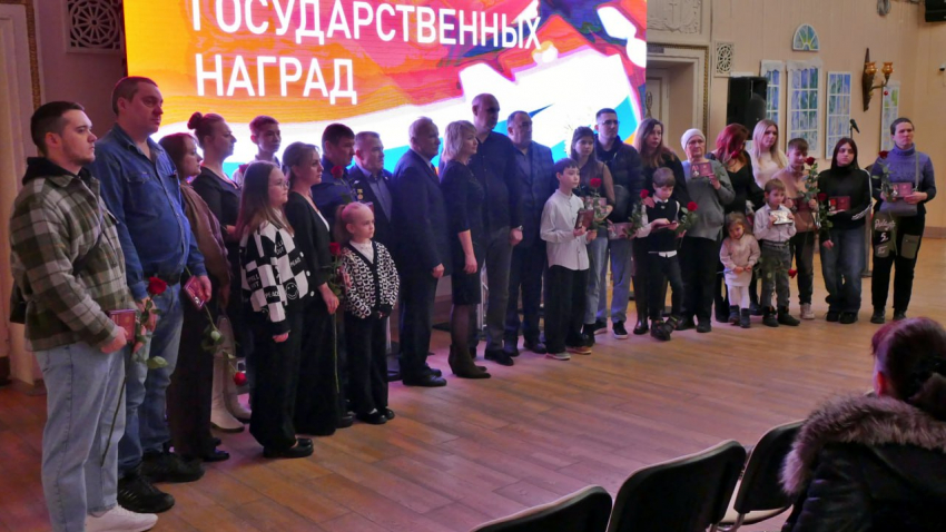 В Волжском семьям погибших участников СВО вручили государственные награды