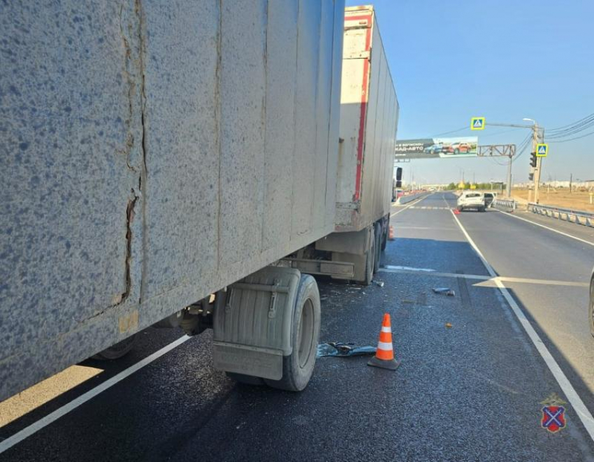 Иномарка попала под «КАМАЗ» в Волжском