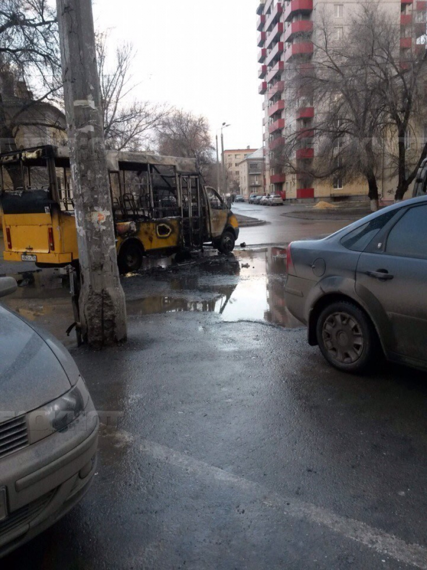 Ночью в Волгограде на Тулака пироманы подожгли сразу три маршрутки