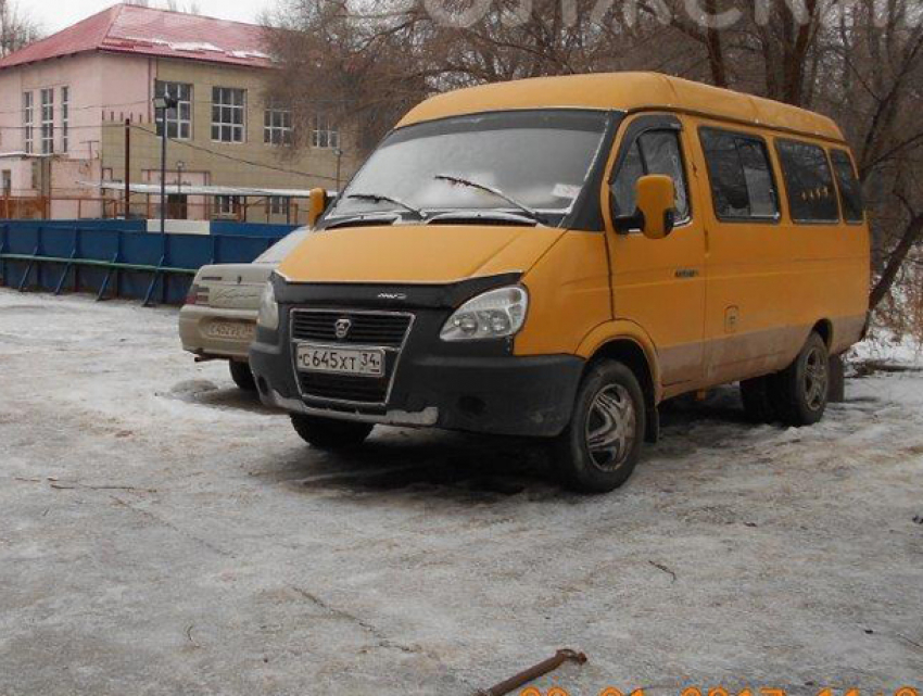 Семь припаркованных авто насчитали на спортплощадке в Волжском