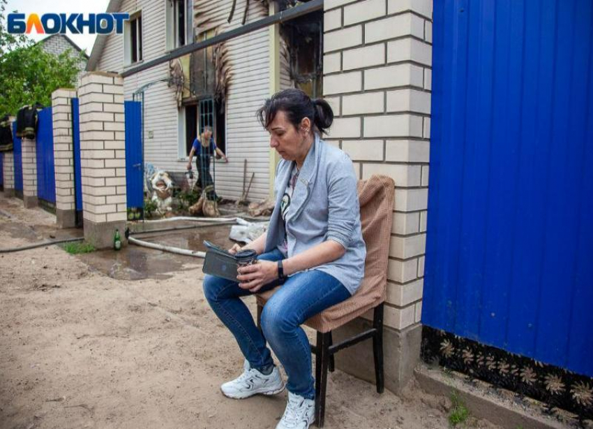 Без документов и крыши над головой: многодетная семья в Волжском разбирает завалы после страшного пожара
