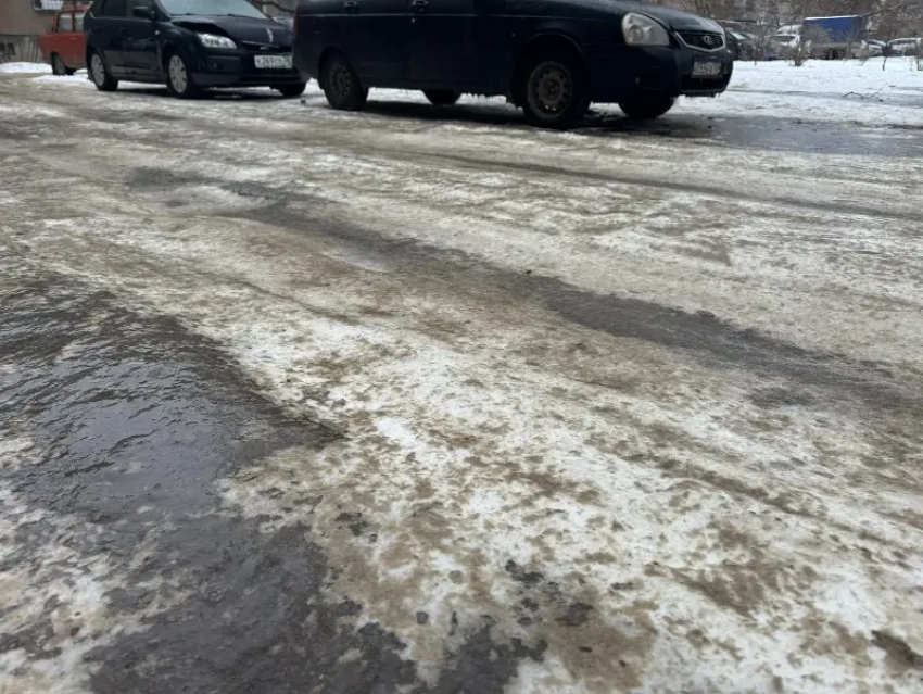 Свыше 86% жителей Волжского падали из-за необработанных УК тротуаров возле дома