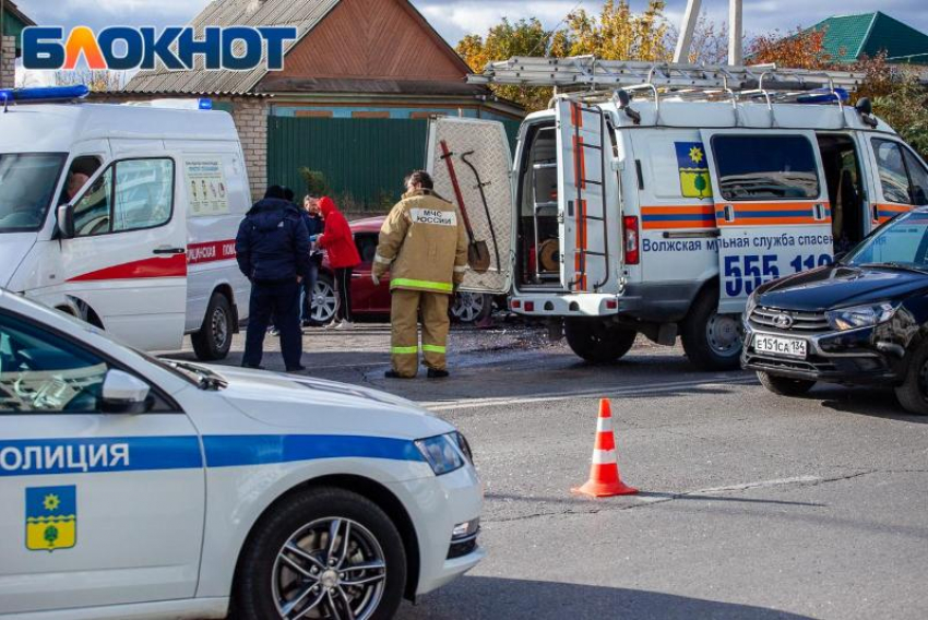 Водитель скорой помощи устроил аварию и скрылся с места ДТП в Волгограде