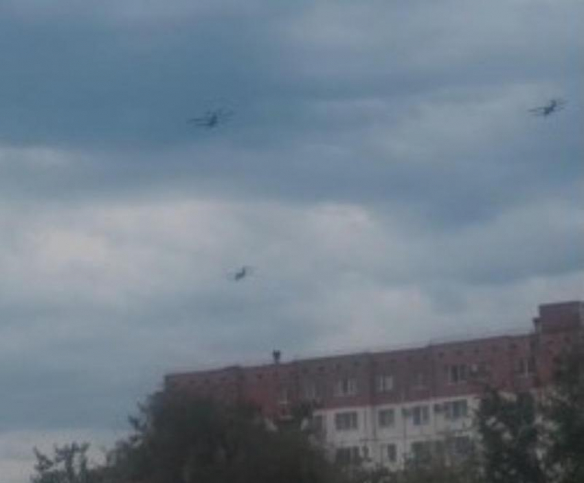 Три самолета пролетели низко над головами жителей в Волжском: видео