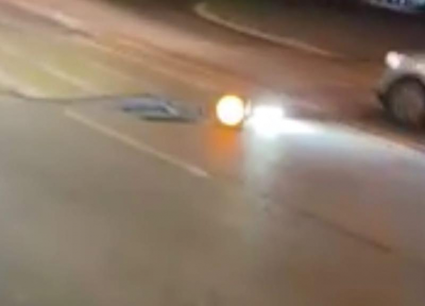 Сбит, но не сломлен: шквалистый ветер уронил светофор в Волжском, но тот продолжил работу лежа