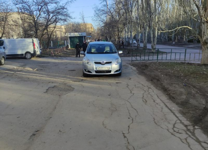 Работа водителем волжске. Машина припаркована на тротуаре. Машины в Волгограде. Фото припаркованных авто. Вести Волжский.