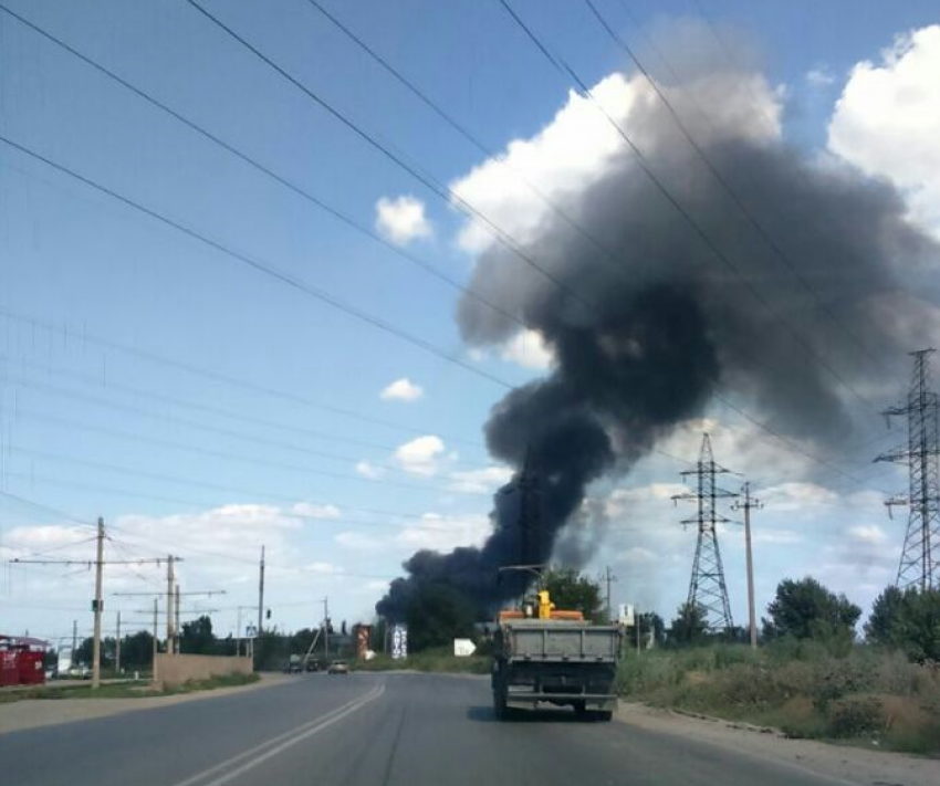 В Волжском на промзоне случился большой пожар